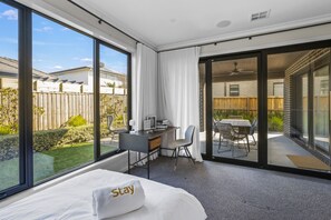 5 quartos, escrivaninha, ferros/tábuas de passar roupa, berço de viagem