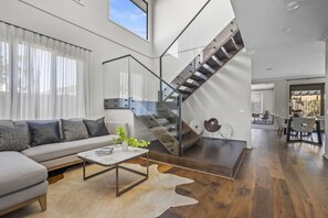 TV - Werribee Gem Luxe Home Family Getaway 6Bed Netflix (Werribee)