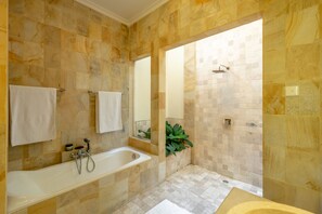 Superior Villa | Bathroom - Villa Amandaru (Legian)