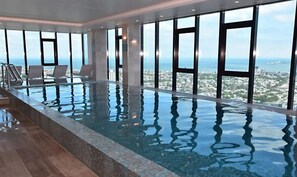 Indoor pool, a heated pool - Suave spacious amazing views high above the city
(Southbank)