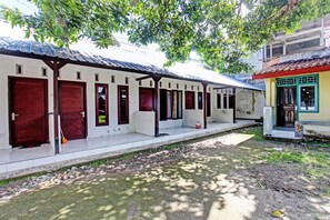 Exterior - OYO Life 92853 Kost 999 (Praya)