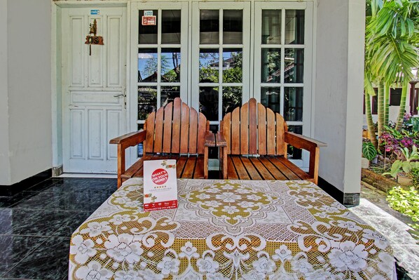 Reception - OYO Life 92853 Kost 999 (Praya)