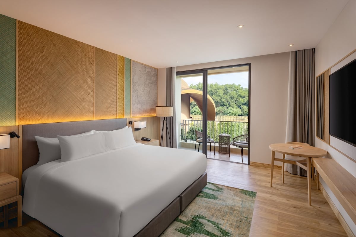Superior Room, 1 King Bed, Pool View
