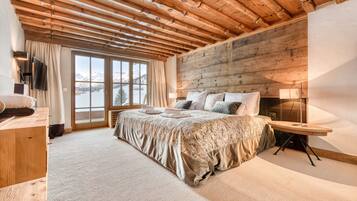 Luxury Chalet | Bathroom | Hair dryer, bathrobes, towels, soap