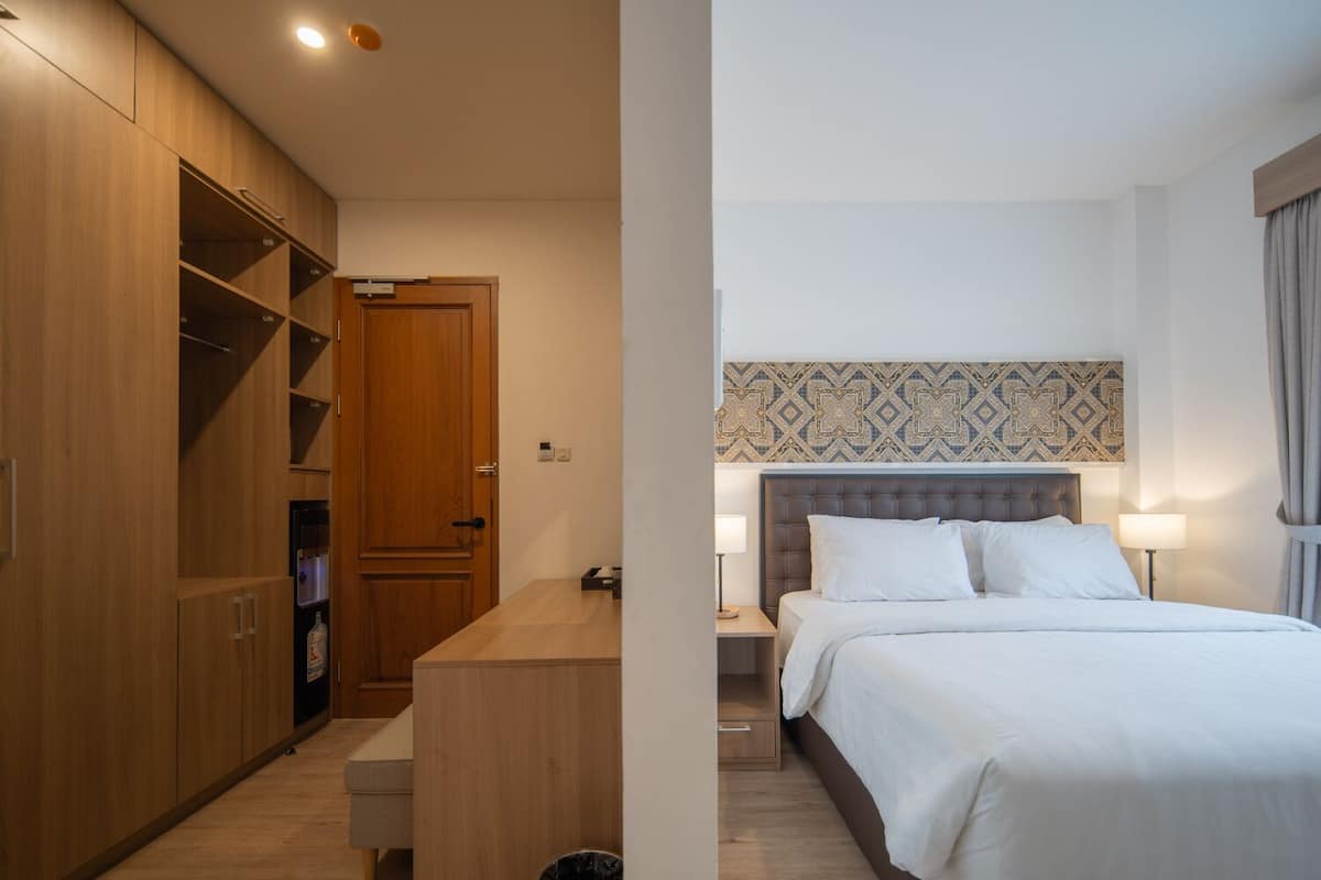 Minibar, desk, free WiFi, bed sheets