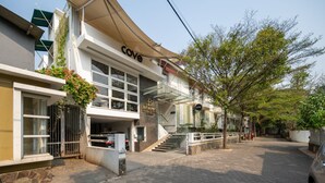Un immeuble de deux étages abritant un café appelé « Cove » au rez-de-chaussée.