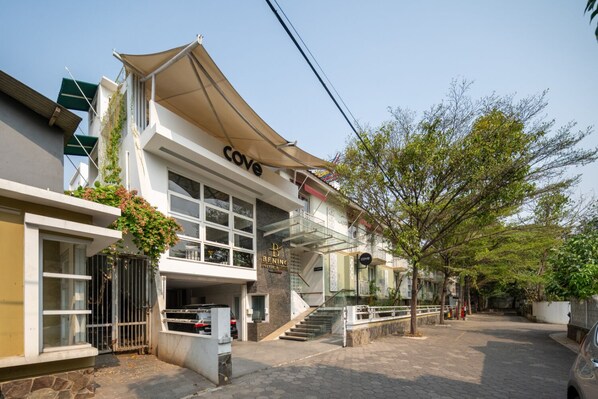 Un edificio de dos pisos con una cafetería llamada 'Cove' en la planta baja.