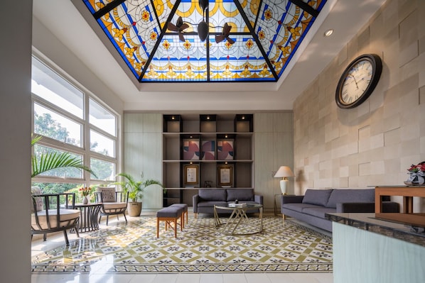 Coin salon dans le hall