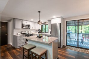 Køleskab, mikrobølgeovn, ovn, kogeplade