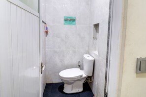 Standard-dobbeltværelse | Badeværelse | Bruser, håndklæder