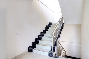 A staircase with black and white marble steps and a metal railing. - OYO Life 92707 D-akomiba Residence (Jambi)