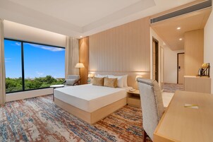 Junior Studio Suite | Iron/ironing board