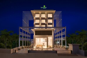 Fachada de la propiedad por la tarde o noche