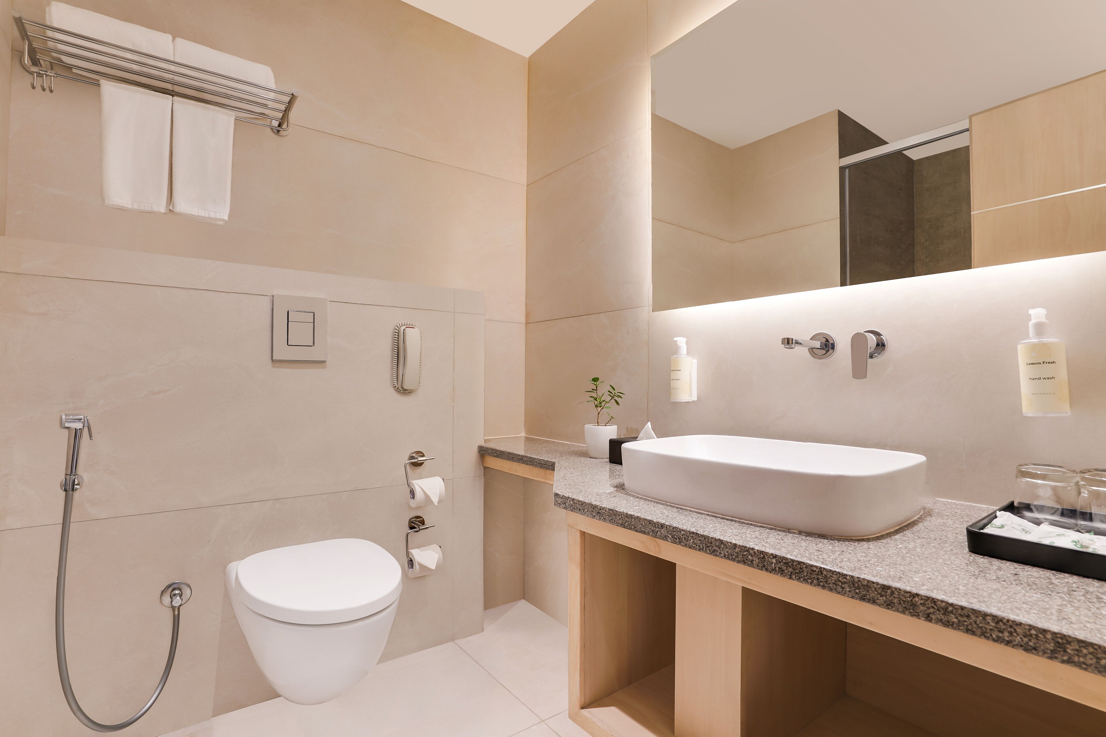 Un baño moderno con inodoro, bidé y lavamanos.