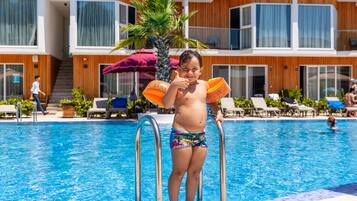 Sæsonbestemt udendørs pool, åben fra kl. 10.00 til kl. 18.00, parasoller