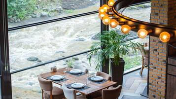 客室内のダイニングエリア