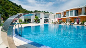 Piscina a l'aire lliure de temporada (horari: 10:00-18:00) i para-sols