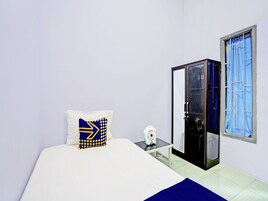 Habitación individual estándar | Espacio para trabajar con un portátil, wifi gratis, ropa de cama