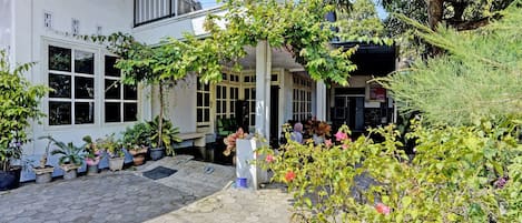 Vista frontal de la propiedad