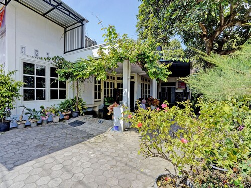 OYO Life 92937 Kost Putri Sarkara Syariah