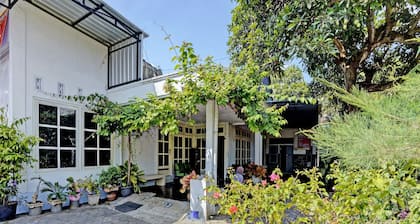 OYO Life 92937 Kost Putri Sarkara Syariah