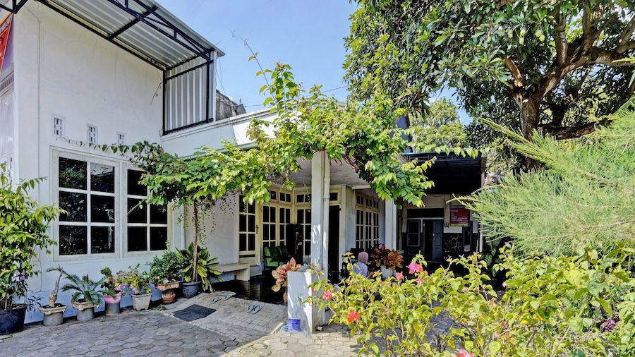 OYO Life 92937 Kost Putri Sarkara Syariah