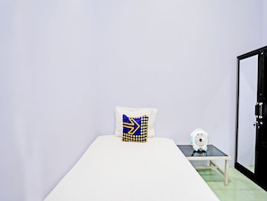 Habitación individual estándar | Espacio para trabajar con un portátil, wifi gratis, ropa de cama