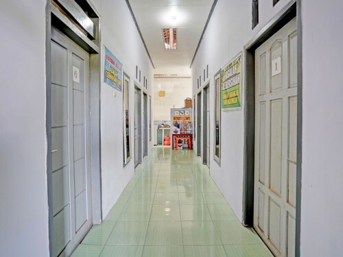 OYO Life 92937 Kost Putri Sarkara Syariah