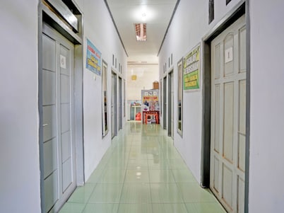 OYO Life 92937 Kost Putri Sarkara Syariah