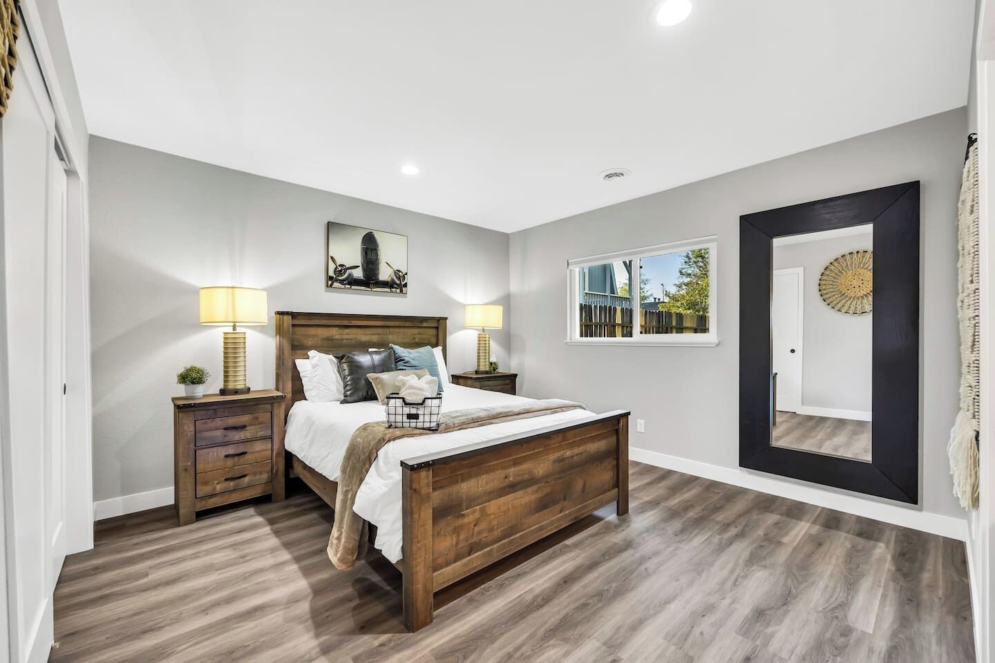 2 bedrooms, desk, iron/ironing board, travel crib