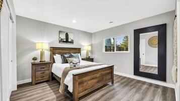 2 habitaciones, escritorio y tabla de planchar con plancha