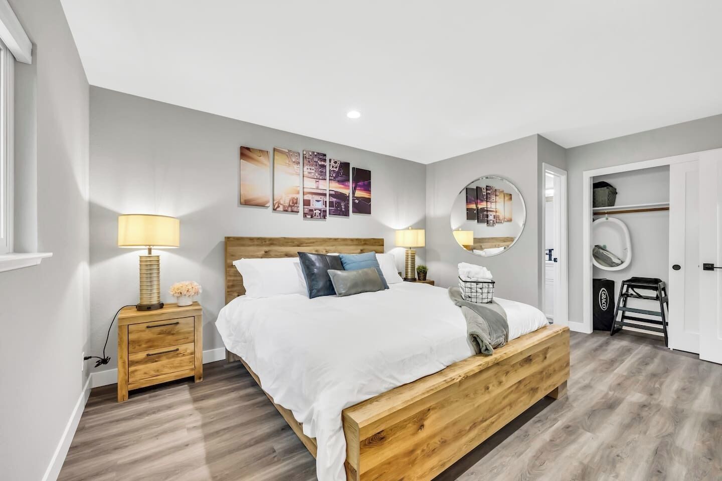 2 slaapkamers, een bureau, een strijkplank/strijkijzer, reisbedje