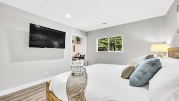 2 habitaciones, escritorio y tabla de planchar con plancha