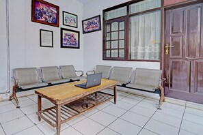 Reception - OYO Life 92901 Kost Bu Nur (Bandung)