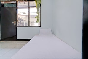 Quarto solteiro standard | Espaço de trabalho para notebook, Wi-Fi de cortesia, roupa de cama
