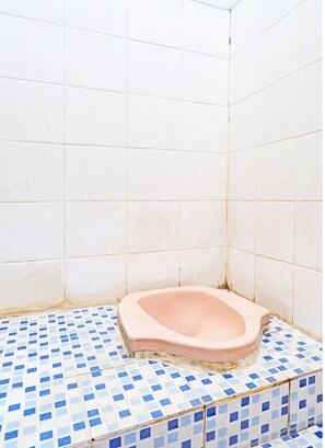 غرفة عادية فردية | حمام | تجهيزات دش، مناشف