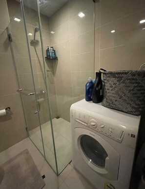 Ducha, toallas, jabón y champú