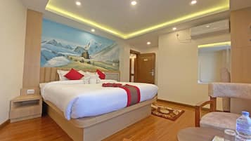 Deluxe Suite | Hypo-allergenic bedding, in-room safe, desk, laptop workspace