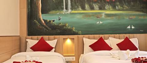 Habitación triple Deluxe | Ropa de cama hipoalergénica y caja de seguridad en la habitación