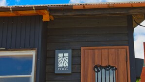 Una puerta de madera con un ventanal y un cartel encima.