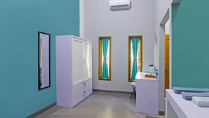 Kamar Double Standar | Ruang kerja ramah laptop, Wi-Fi gratis, dan seprai linen