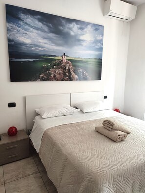3 bedrooms, WiFi, bed sheets - Groups of up to 8 people, ideal for visiting the city, the fairgrounds or Gardaland.  (Verona)