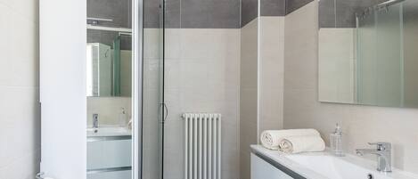 Douche, sĂšche-cheveux, bidet, serviettes fournies