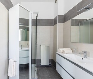Doccia, asciugacapelli, bidet, asciugamani