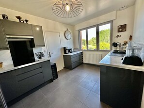 Réfrigérateur, four à micro-ondes, un four, surface de cuisson