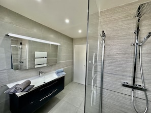Douche, séchoir à cheveux, serviettes fournies