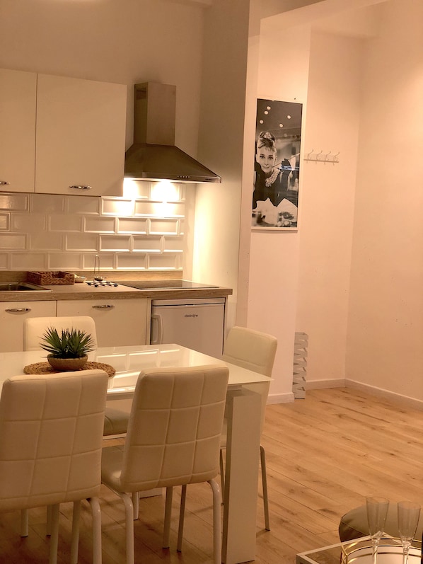 Apartamento City | Zona de estar | Televisión de pantalla plana de 34 pulgadas con canales digitales