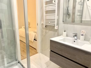Exclusive Apartment | Bathroom | Shower, rainfall showerhead, hair dryer, bathrobes - Residence D'azeglio (Palermo)