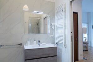 City Apartment | Bathroom | Shower, rainfall showerhead, hair dryer, bathrobes - Residence D'azeglio (Palermo)