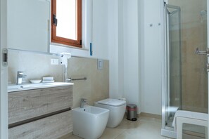 Comfort Apartment | Bathroom | Shower, rainfall showerhead, hair dryer, bathrobes